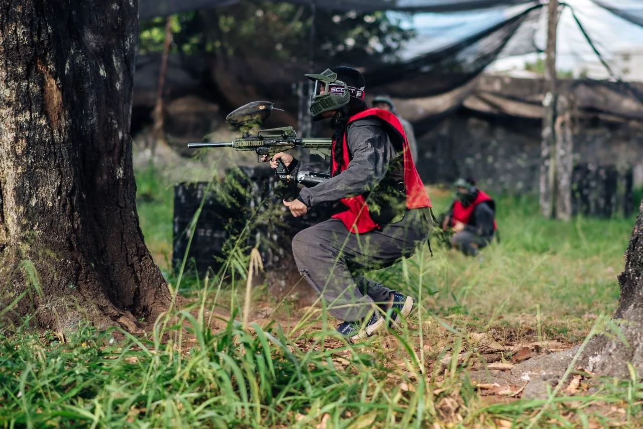 Jogadores de paintball no campo