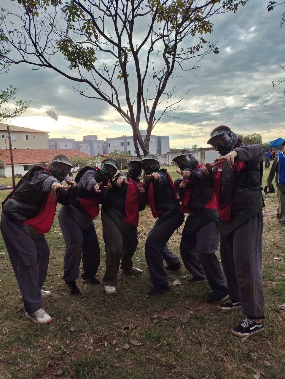 Grupo equipado no campo da SWAT BALL